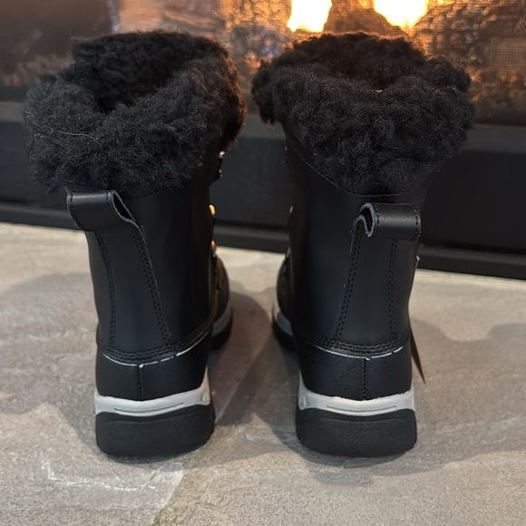 BEARPAW Kelly Youth Waterproof winter/snow boots,sheepskin lined,rugged sole - Picture 4 of 12